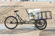 Ice transport by tricycle on the Copacabana Beach - Rio de Janeiro city - Rio de Janeiro state (RJ) - Brazil