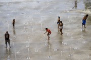 People cooling off in Molhada Square of Vale do Anhangabau (Anhangabau Valley) on a day of record heat - El Nino Phenomenon - Sao Paulo city - Sao Paulo state (SP) - Brazil