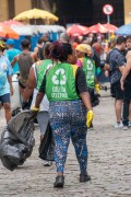 Women working in selective garbage collection during carnival - Largo de Sao Francisco de Paula - Rio de Janeiro city - Rio de Janeiro state (RJ) - Brazil