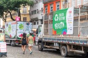 Truck for selective garbage collection during carnival - Largo de Sao Francisco de Paula - Rio de Janeiro city - Rio de Janeiro state (RJ) - Brazil