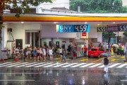 People taking shelter from the rain at a gas station - Francisco Otaviano Street - Rio de Janeiro city - Rio de Janeiro state (RJ) - Brazil