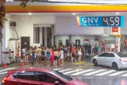 People taking shelter from the rain at a gas station - Francisco Otaviano Street - Rio de Janeiro city - Rio de Janeiro state (RJ) - Brazil
