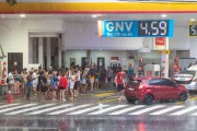 People taking shelter from the rain at a gas station - Francisco Otaviano Street - Rio de Janeiro city - Rio de Janeiro state (RJ) - Brazil