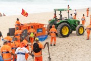 Garis from COMLURB (urban cleaning company of Rio de Janeiro city) cleaning Arpoador Beach after New Years eve 2024 - Rio de Janeiro city - Rio de Janeiro state (RJ) - Brazil