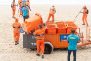 Garis from COMLURB (urban cleaning company of Rio de Janeiro city) cleaning Arpoador Beach after New Years eve 2024 - Rio de Janeiro city - Rio de Janeiro state (RJ) - Brazil