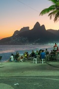 People observing the sunset from Arpoador - Rio de Janeiro city - Rio de Janeiro state (RJ) - Brazil