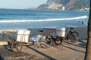 Ice transport by tricycle on the Arpoador Beach - Rio de Janeiro city - Rio de Janeiro state (RJ) - Brazil
