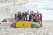 Group of stand up paddle boarders of Garritano SUP consultancy socializing on Copacabana Beach - Rio de Janeiro city - Rio de Janeiro state (RJ) - Brazil
