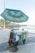 Sun umbrella and refrigerator adapted as a cart to sell coconuts and soft drinks - Arpoador - Rio de Janeiro city - Rio de Janeiro state (RJ) - Brazil