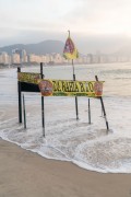 High tide on Copacabana Beach floods the structure of a drinks stall - Rio de Janeiro city - Rio de Janeiro state (RJ) - Brazil