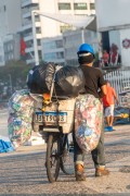 Bicycle modified to transport recyclable aluminum cans - Arpoador - Rio de Janeiro city - Rio de Janeiro state (RJ) - Brazil