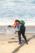 Volunteers cleaning Arpoador beach with the support of Comlurb - Environmental event organized by the projects Rebituca Rio, Bota pra Girar and Adados - Arpoador - Rio de Janeiro city - Rio de Janeiro state (RJ) - Brazil