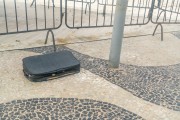 Abandoned suitcase on the Copacabana Beach promenade - Rio de Janeiro city - Rio de Janeiro state (RJ) - Brazil