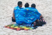 Young people wrapped in sarongs on Ipanema Beach - Rio de Janeiro city - Rio de Janeiro state (RJ) - Brazil
