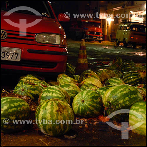  Mercado Municipal de São Paulo - desperdício - melancias jogadas no chão - SP - Brasil  
(2004)                                - São Paulo - São Paulo - Brasil