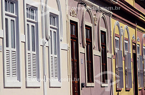  Detalhe de arquitetura - fachada de casa antiga    