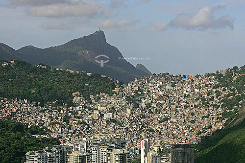  Favela da Rocinha com Cristo Redentor ao fundo  - Rio de Janeiro - Rio de Janeiro - Brasil