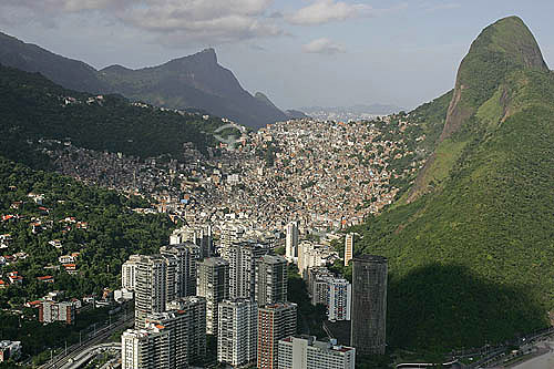  Favela da Rocinha ao centro com o morro Dois Irmãos a direita e o Cristo Redentor ao fundo. Em primeiro plano o bairro de São Conrado  - Rio de Janeiro - Rio de Janeiro - Brasil