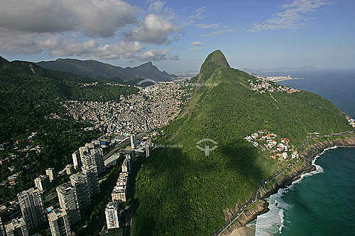  São Conrado à esquerda, favela da Rocinha ao centro e Morro Dois Irmãos à direita  - Rio de Janeiro - Rio de Janeiro - Brasil