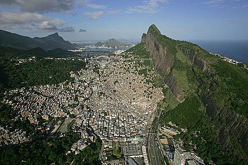  Favela da Rocinha com Morro Dois Irmãos à direita e Lagoa Rodrigo de Freitas ao fundo  - Rio de Janeiro - Rio de Janeiro - Brasil