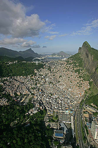  Favela da Rocinha com Morro Dois Irmãos à direita e Lagoa Rodrigo de Freitas ao fundo  - Rio de Janeiro - Rio de Janeiro - Brasil