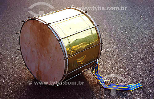  Instrumento de percussão - bateria

 