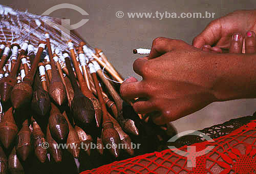  Artesanato em tecido - Detalhe de mãos tecendo renda de Bilro - Natal - Rio Grande do Norte - Brasil
Data: 1996 