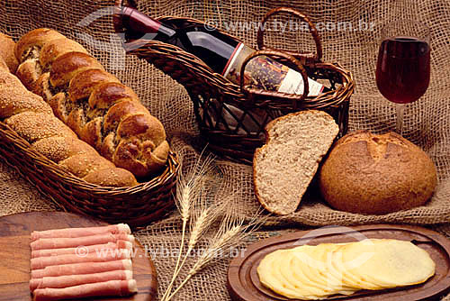  Pão, frios e vinho. 