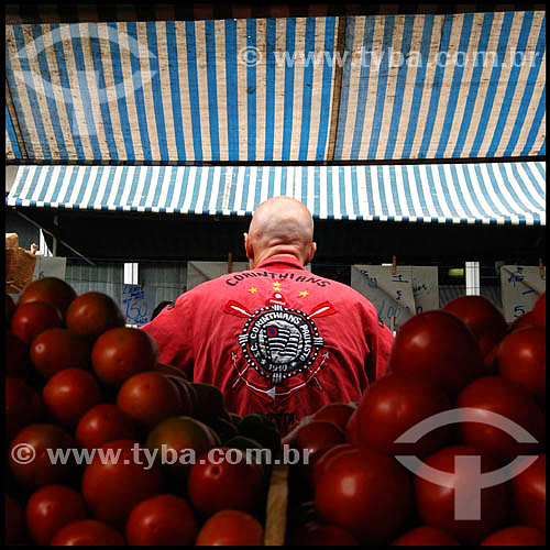  Torcedor do Corinthians na feira livre, em frente à barraca de tomates - Largo da Concórdia - Braz - São Paulo - Brasil - 25-01-2004.  - São Paulo - São Paulo - Brasil