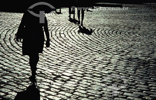  Silhueta de mulher e pedestres andando sobre piso de paralelepípedo - Salvador - BA - Brasil  - Salvador - Bahia - Brasil