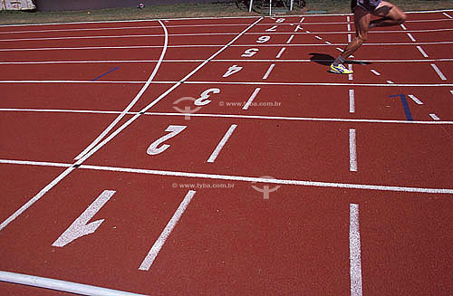  Homem correndo em pista de atletismo - detalhe das pernas do atleta 