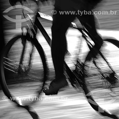  Lazer - detalhe de pessoa pedalando bicicleta no calçadão - Rio de Janeiro - RJ - Brasil

  - Rio de Janeiro - Rio de Janeiro - Brasil