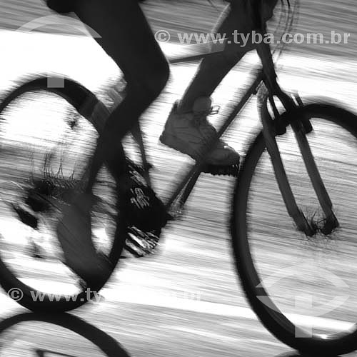  Lazer - detalhe de pessoa pedalando bicicleta no calçadão - Rio de Janeiro - RJ - Brasil  - Rio de Janeiro - Rio de Janeiro - Brasil