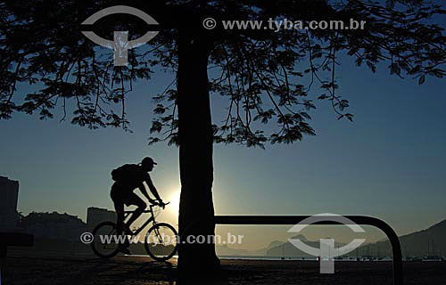  Lazer - silhueta de pessoa andando de bicicleta em Botafogo ao amanhecer - Rio de Janeiro - RJ - Brasil - obs.:foto digital  - Rio de Janeiro - Rio de Janeiro - Brasil