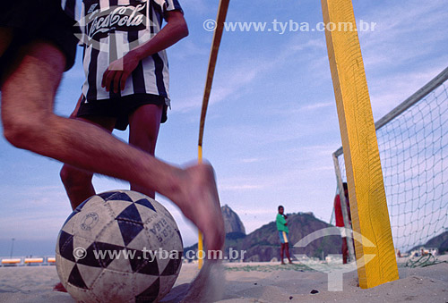  Meninos jogando pelada na praia (detalhe das pernas e da bola) com o Pão de Açúcar ao fundo - Rio de Janeiro - RJ - Brasil  - Rio de Janeiro - Rio de Janeiro - Brasil