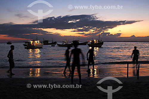  Pedra de Guaratiba - Meninos jogando bola a beira mar - RJ - Brasil - Jul/2007  - Rio de Janeiro - Brasil