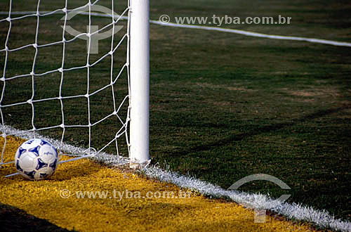  Campo de futebol - bola na rede 