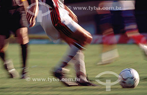  Pernas de jogador de futebol tocando bola - Brasil 