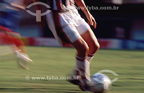  Pernas de jogador de futebol tocando bola - Brasil 