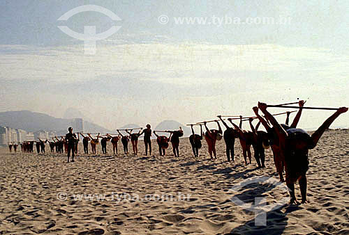  Esporte - Ginástica - Pessoas fazendo ginástica na praia 