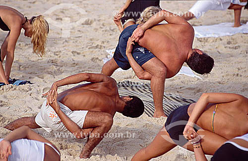  Pessoas fazendo yoga (ioga) na praia do Arpoador - Rio de Janeiro - RJ - Brasil  - Rio de Janeiro - Rio de Janeiro - Brasil