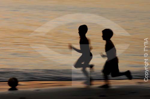  Futebol na praia - silhueta de meninos jogando bola na beira da praia - Barra de Guaratiba, litoral sul do estado do RJ, próxima à Restinga da Marambaia - Rio de Janeiro - Brasil  - Rio de Janeiro - Rio de Janeiro - Brasil