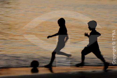  Futebol na praia - silhueta de meninos jogando bola na beira da praia - Barra de Guaratiba, litoral sul do estado do RJ, próxima à Restinga da Marambaia - Rio de Janeiro - Brasil  - Rio de Janeiro - Rio de Janeiro - Brasil