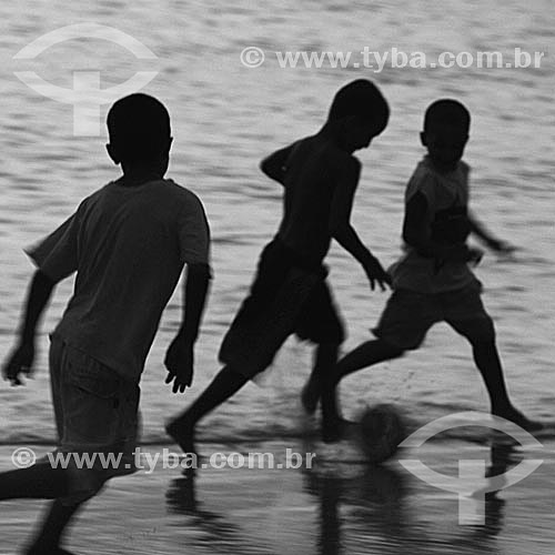  Futebol na praia - silhueta de meninos jogando bola na beira da praia - Barra de Guaratiba, litoral sul do estado do RJ, próxima à Restinga da Marambaia - Rio de Janeiro - Brasil  - Rio de Janeiro - Rio de Janeiro - Brasil