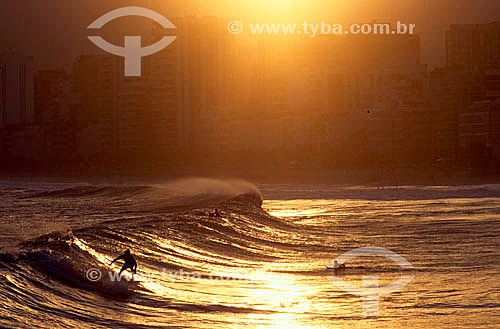  Surfe - surfistas ao pôr-do-sol na praia do Arpoador  Rio de Janeiro - RJ  - Rio de Janeiro - Rio de Janeiro - Brasil