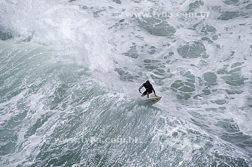  Surfista pegando onda 