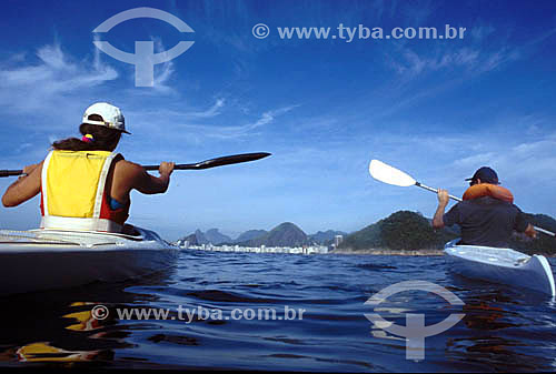  Homens remando - canoagem na entrada da Baía de Guanabara, com  Copacabana ao fundo - Rio de Janeiro - RJ - Brasil  - Rio de Janeiro - Rio de Janeiro - Brasil