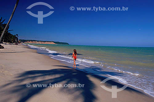  Menina andando na praia em Maceió - AL - Brasil  - Maceió - Alagoas - Brasil