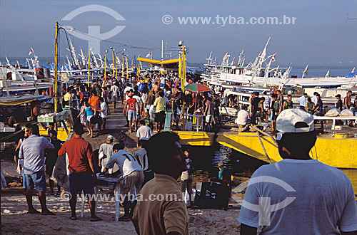  Pessoas no Porto da cidade de Manaus - AM - Brasil - outubro/2003

  O conjunto arquitetônico do Porto de Manaus é Patrimônio Histórico Nacional desde 14-10-1987.  - Manaus - Amazonas - Brasil