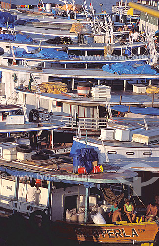  Detalhe dos barcos no Porto da cidade de Manaus - AM - Brasil - outubro/2003

  O conjunto arquitetônico do Porto de Manaus é Patrimônio Histórico Nacional desde 14-10-1987.  - Manaus - Amazonas - Brasil